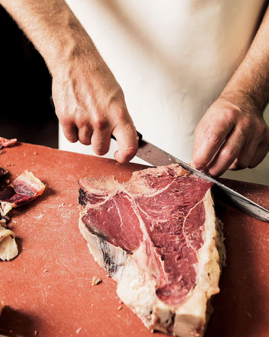 Dry Aged T-Bone-Steak schneiden