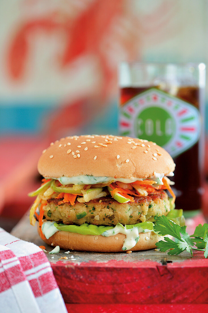 Shrimp burger with carrots, apple and coriander