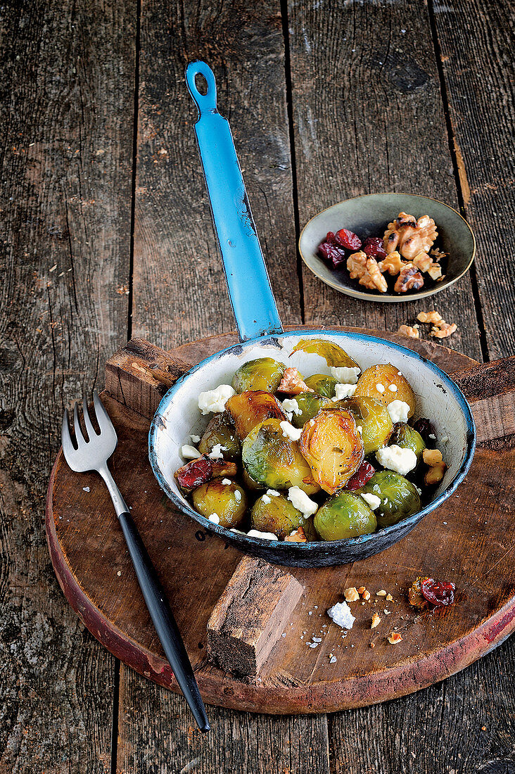 Gebratener Rosenkohl mit Feta, Walnüssen und Cranberrys