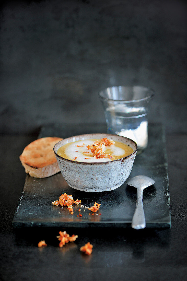 Vegan coconut curry soup with coconut brittle