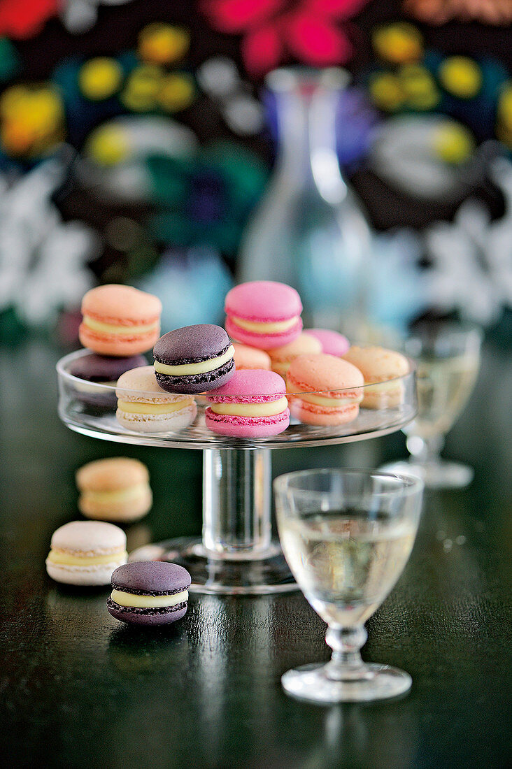 Bunte Macarons mit weißer Schokoladenfüllung