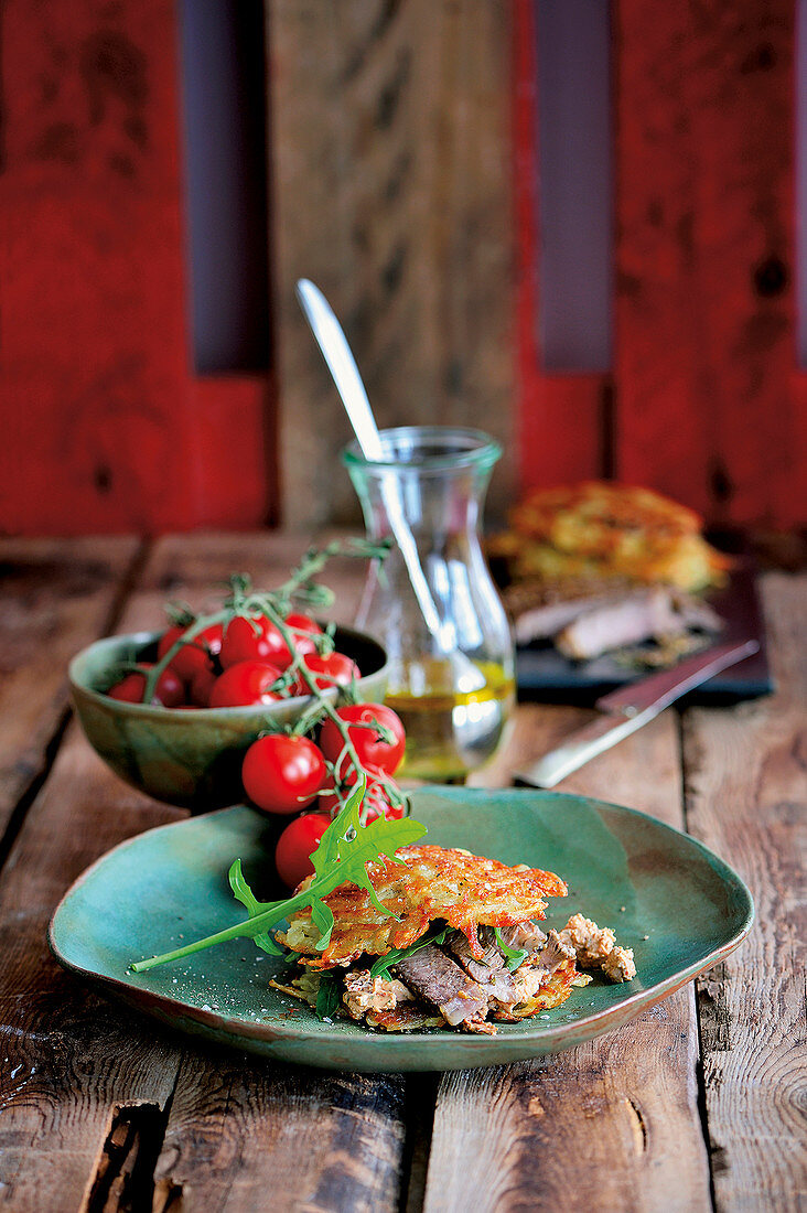 Rösti-Burger mit Roastbeef und Tomaten-Frischkäsesauce