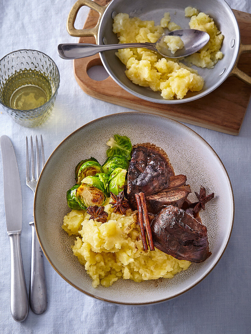 Rindfleisch mit Weihnachtsgewürzen, Kartoffelpüree und Rosenkohl