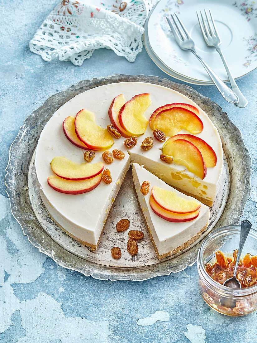 Cheesecake with apples and cinnamon