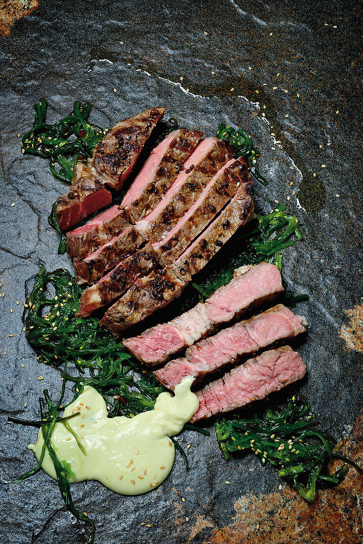 Gegrilltes Rib-Eye-Steak mit Algensalat