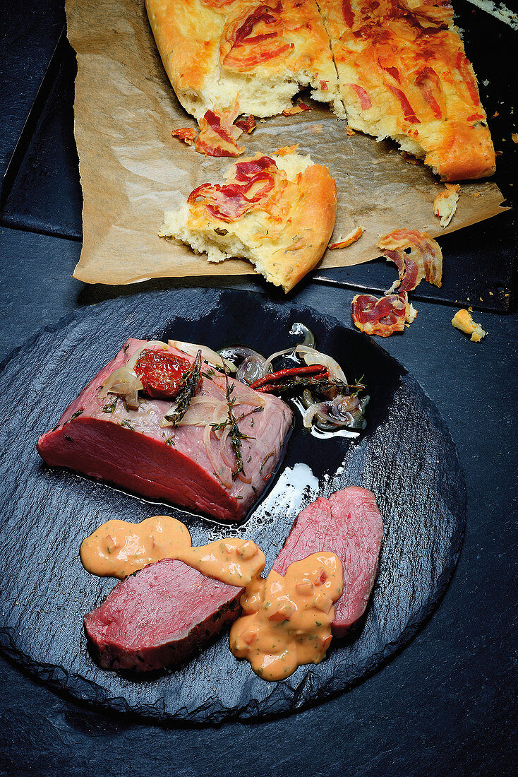 Sous-vide-gegartes Chateaubriand mit Sauce Choron und Focaccia