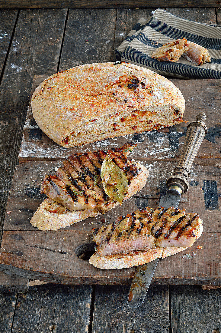 Gegrillte Schweinenackensteaks mit selbstgebackenem Brot