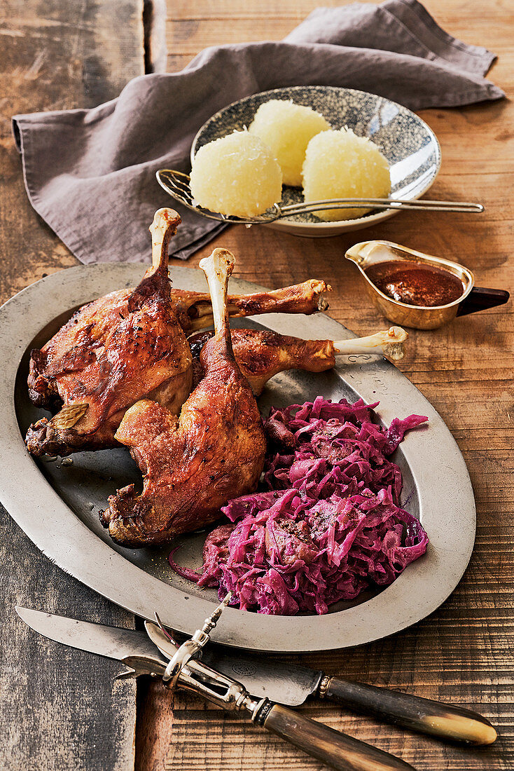 Gänsekeulen mit Rotkohl und Kartoffelklößen