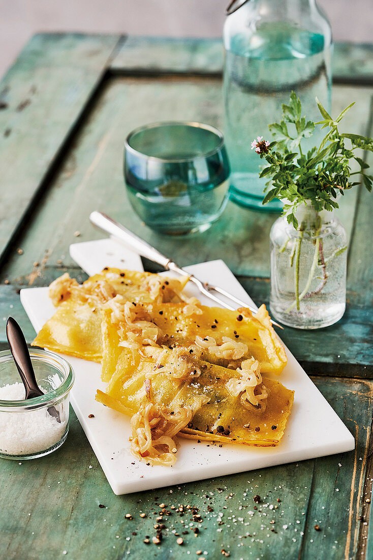 Schwäbische Maultaschen mit geschmälzten Zwiebeln