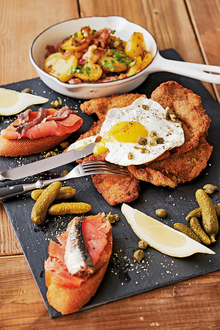 Schnitzel Holstein mit Bratkartoffeln, Lachs und Spiegelei