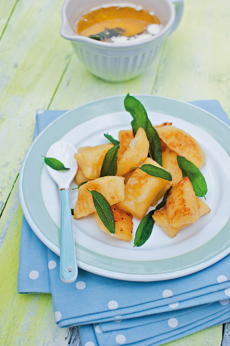 Gefüllte Mozzarella-Gnocchi mit Salbeibutter