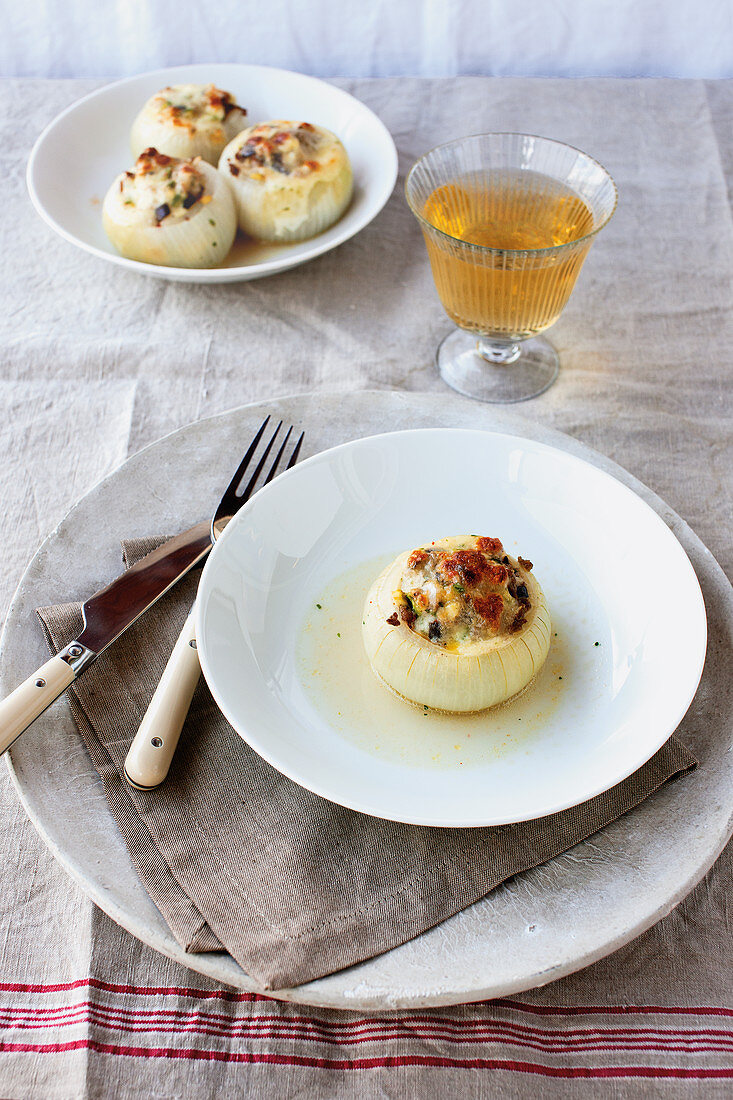 Stuffed onions with minced meat and mozzarella