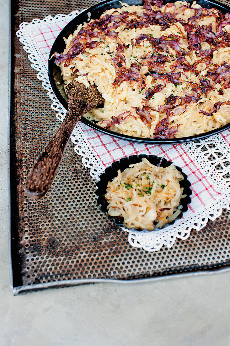 Soft cheesy egg noodles with roasted red onions
