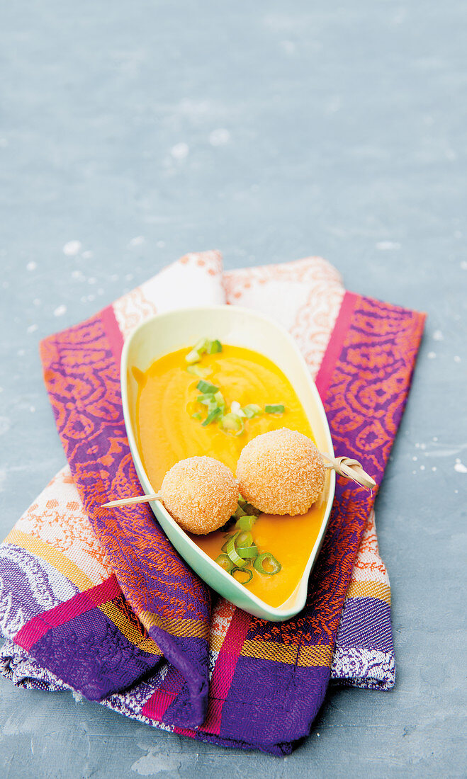 Karottensuppe mit scharfen Mozzarella-Bällchen