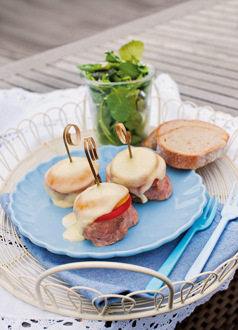 Fruchtige Schweinemedaillons mit Pfirsichen und Mozzarella