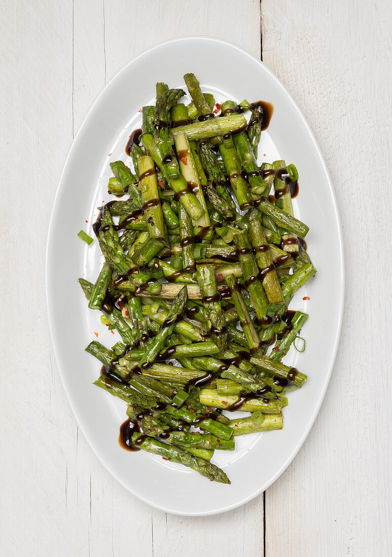 Gebratener grüner Spargel mit Aceto-Balsamico-Creme