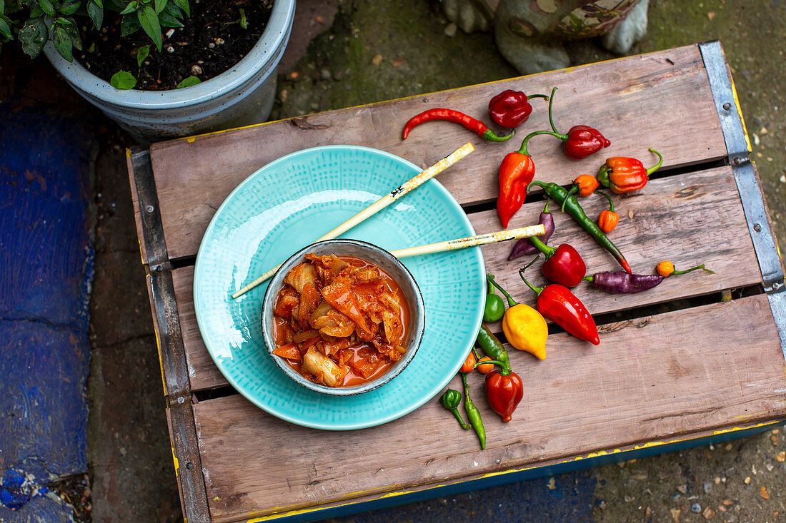 Kimchi im Schälchen und Chilischoten