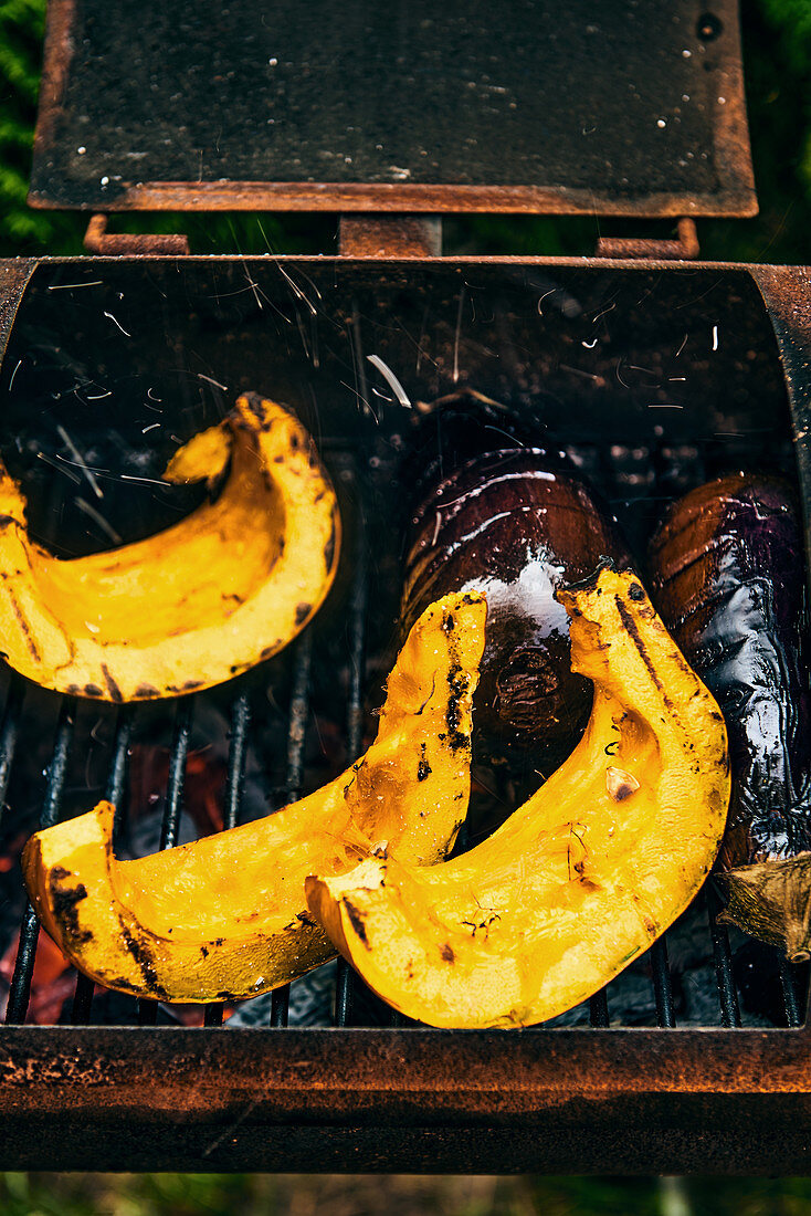 Kürbis und Auberginen auf dem Grill