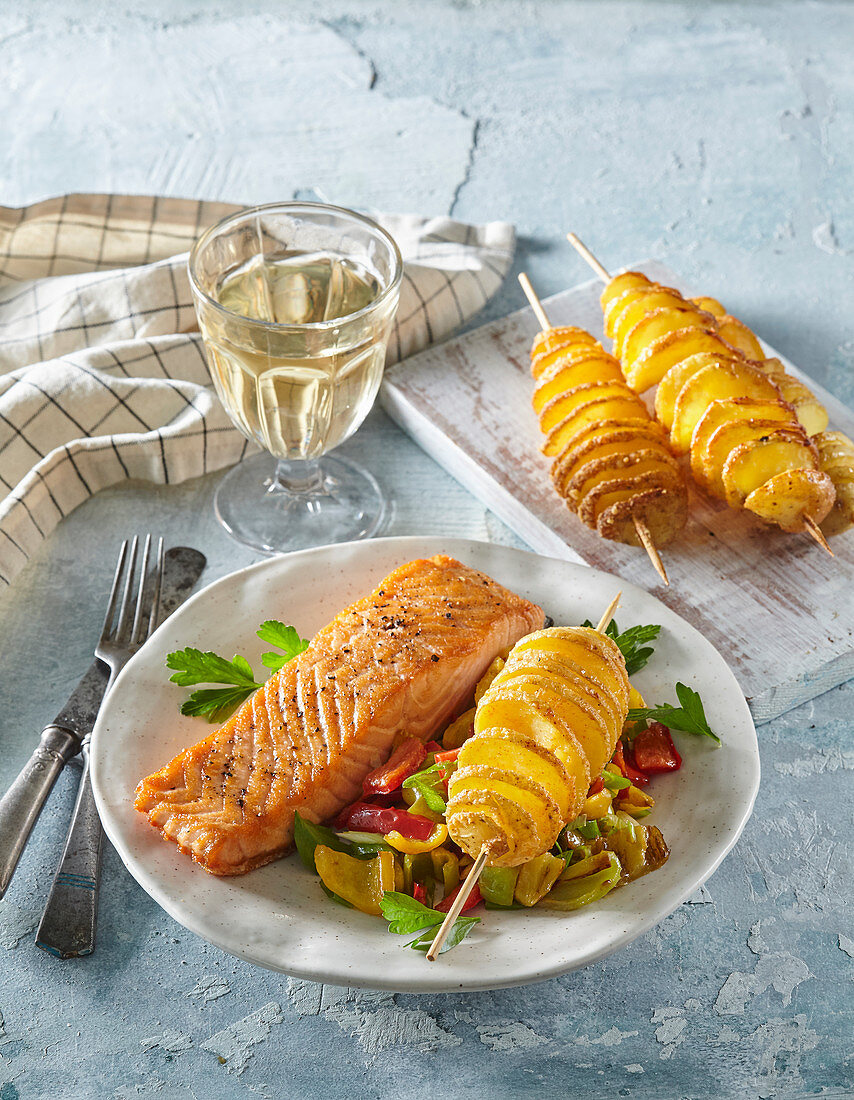 Lachs mit Kartoffelspiralen und Salat