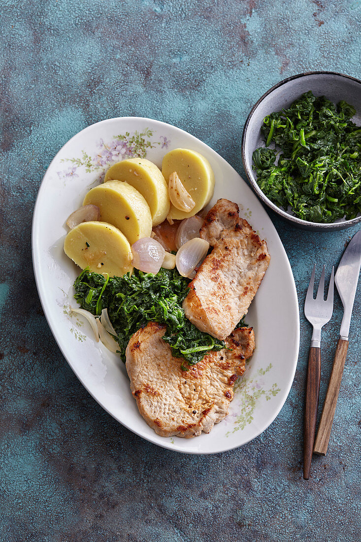 Pork roasts with spinach