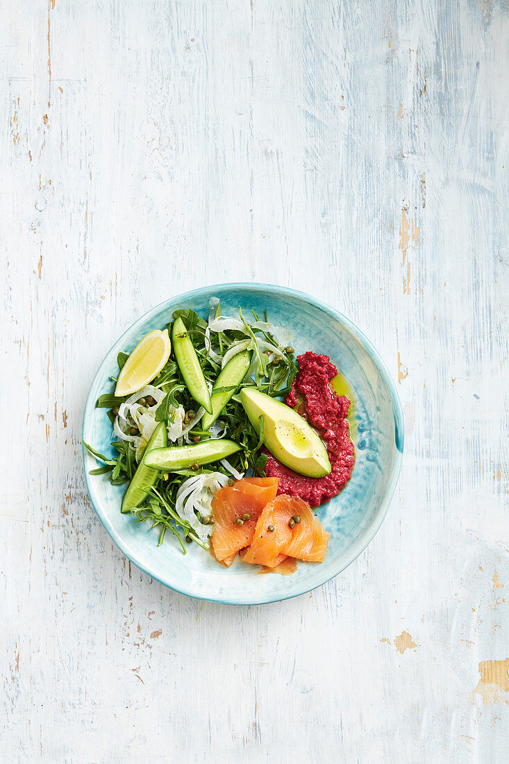 Gurken-Avocado-Salat mit Räucherlachs und Rote-Bete-Dip
