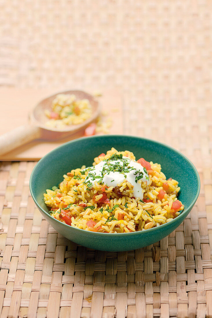 Reis-Pilaw mit Gemüse, Rosinen und griechischem Joghurt