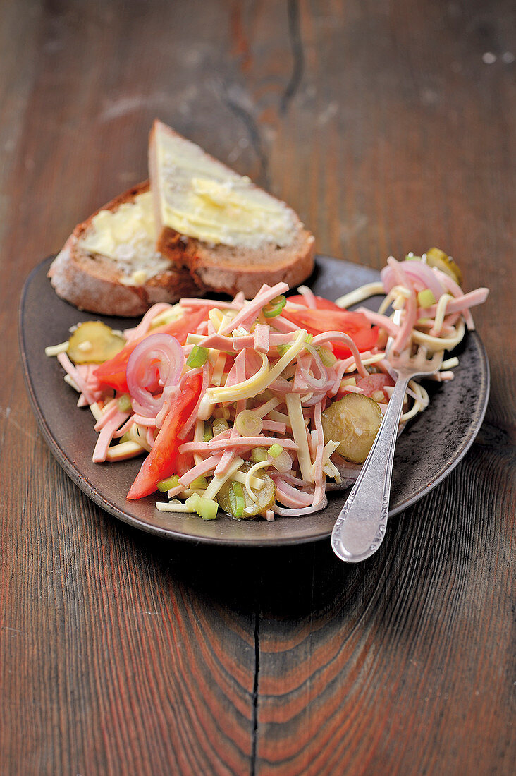 Wurstsalat mit Bergkäse und Gewürzgurken