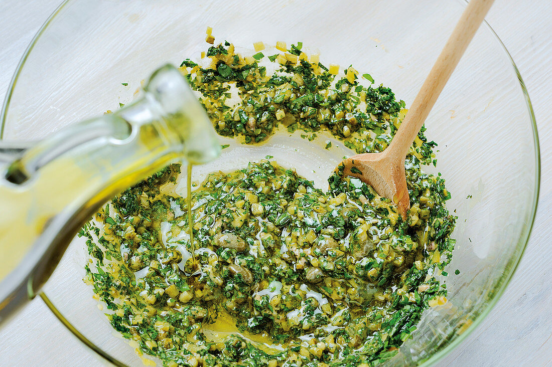 Salsa Verde zubereiten, Olivenöl zugeben