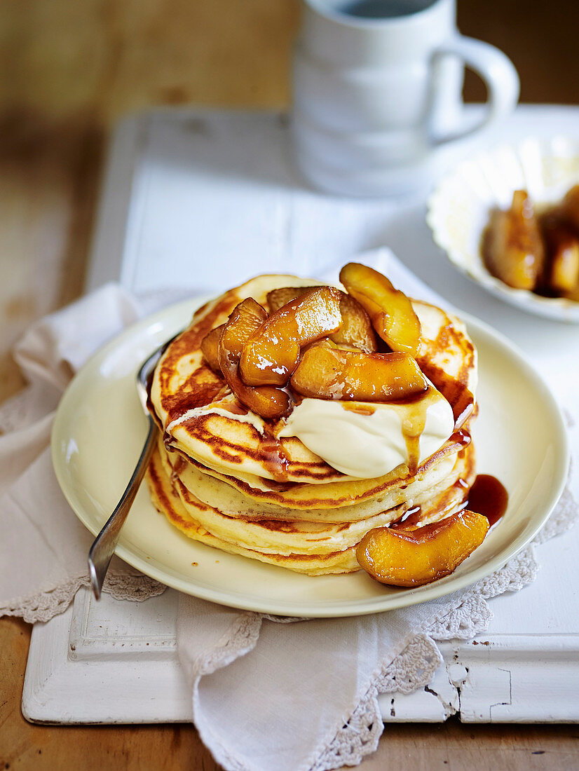 Basic pancakes with caramelized apples