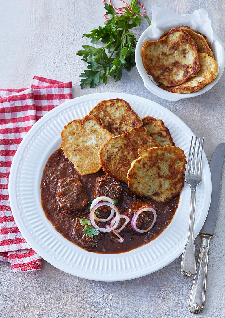 Rindergulasch mit Kartoffelpuffern