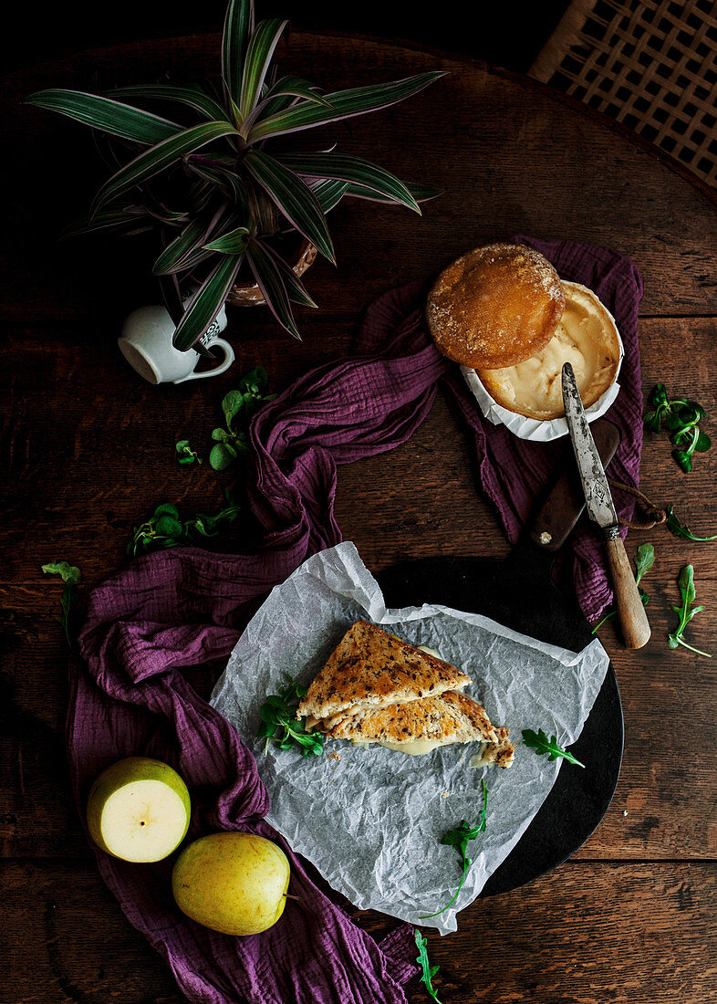 Sandwichtoasts mit gebackenem Schimmelkäse und Birnen