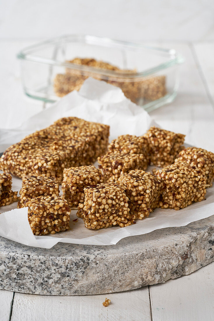Granola bars with dates, flax seeds and quinoa (raw baking)