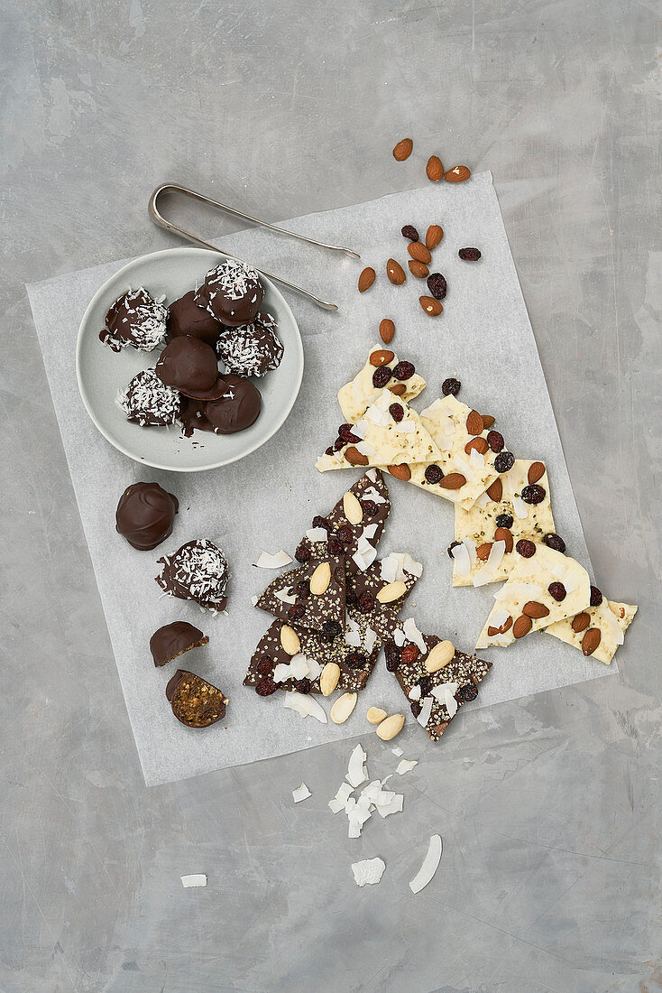 Schoko-Pralinen und Chocolate-Bark