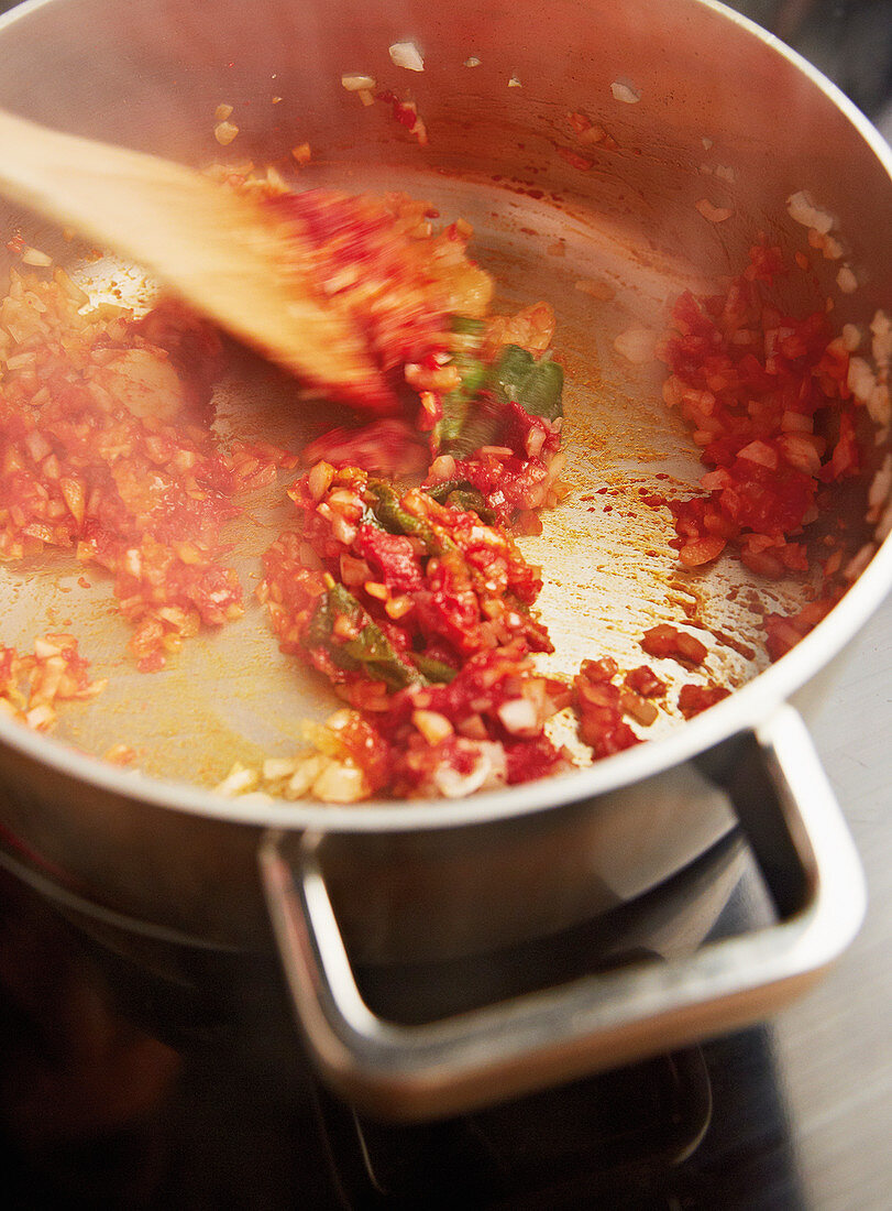 Gemüsewürfel in Tomatenmark dünsten