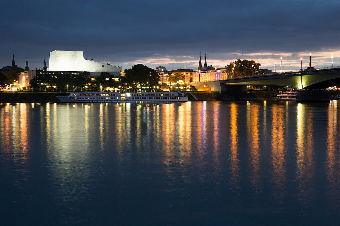 Blick auf die Oper Bonn, städtisches Opernhaus der Bundesstadt Bonn, Nordrhein-Westfalen, Deutschland