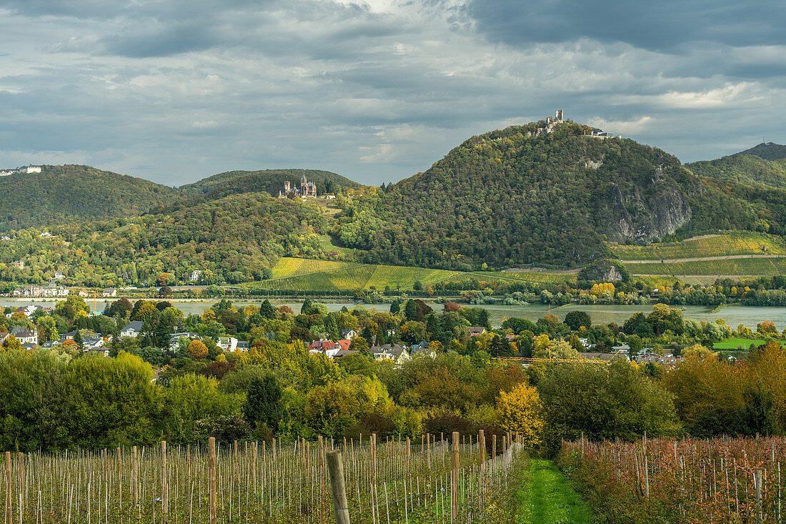 Blick auf das Siebengebirge, Petersberg, Drachenburg und Drachenfels, Nordrhein-Westfalen, Deutschland