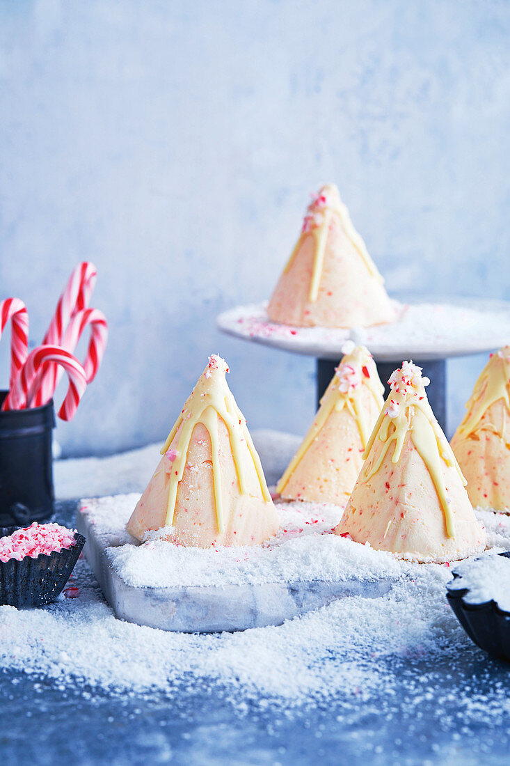 Weihnachtsbäume aus Käsekucheneis mit Zuckerstangen