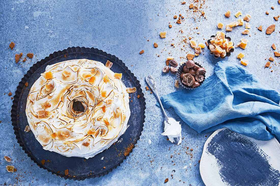 Lebkuchen-Eisbombe mit Eierlikör