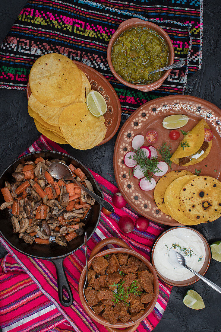 Weiche Mais-Tacos mit vegetarischer Füllung (Mexiko)