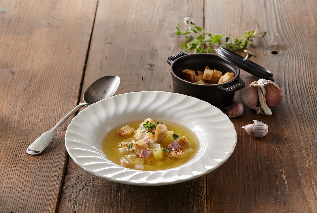 Knoblauchsuppe mit geräuchertem Fleisch und Croûtons