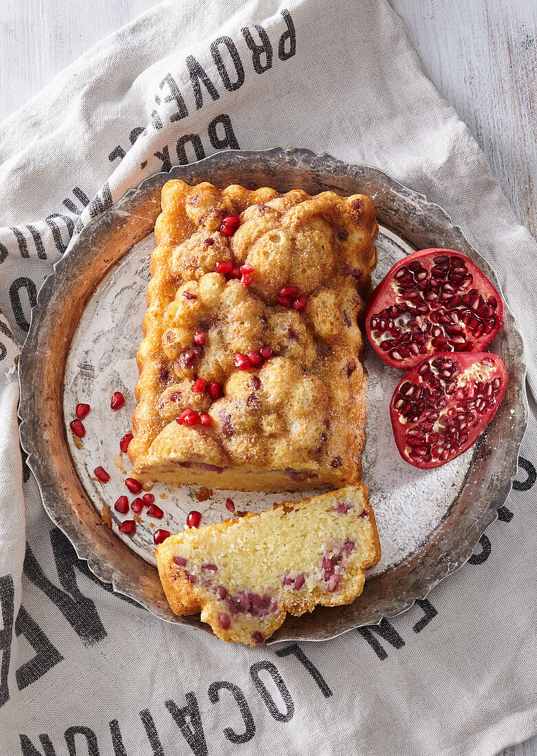 Sandwichkuchen mit Granatapfel