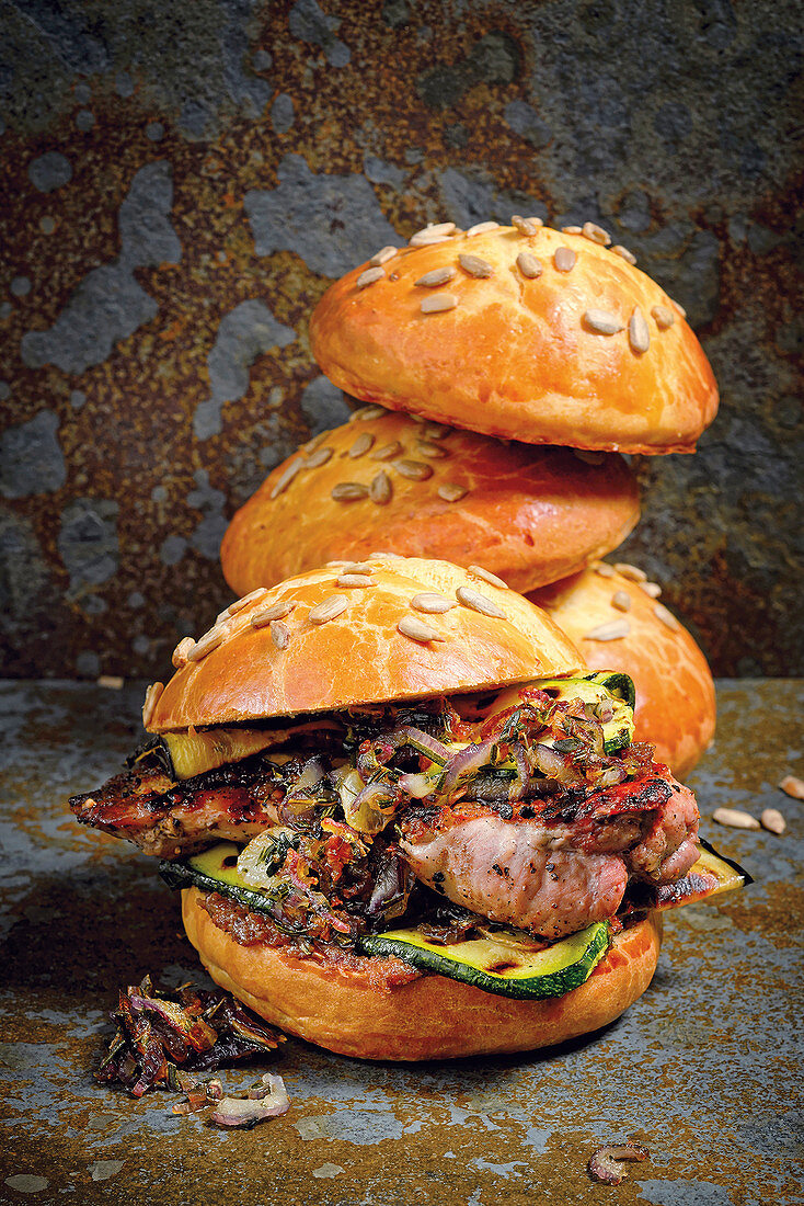 Kachelfleisch-Burger mit Speckkonfitüre und Grillgemüse