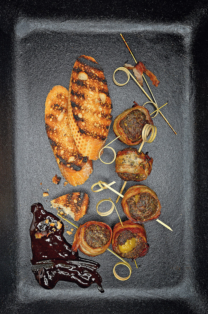 Gegrillte Moink Balls mit Pflaumensauce und Röstbrot