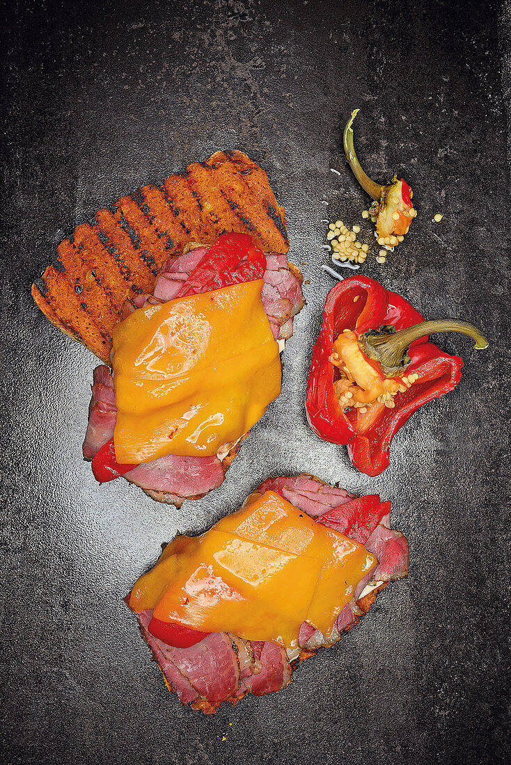 Gegrilltes Pastrami-Sandwich mit Paprika und Cheddar