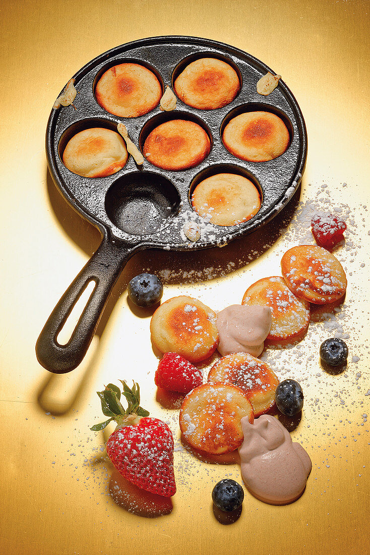 Grilled, alcoholic pffertjes with chocolate cream
