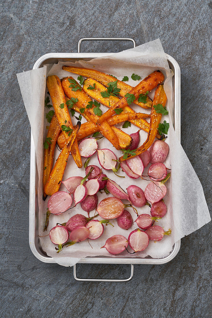 Sesam-Karotten und Honig-Radieschen aus dem Ofen