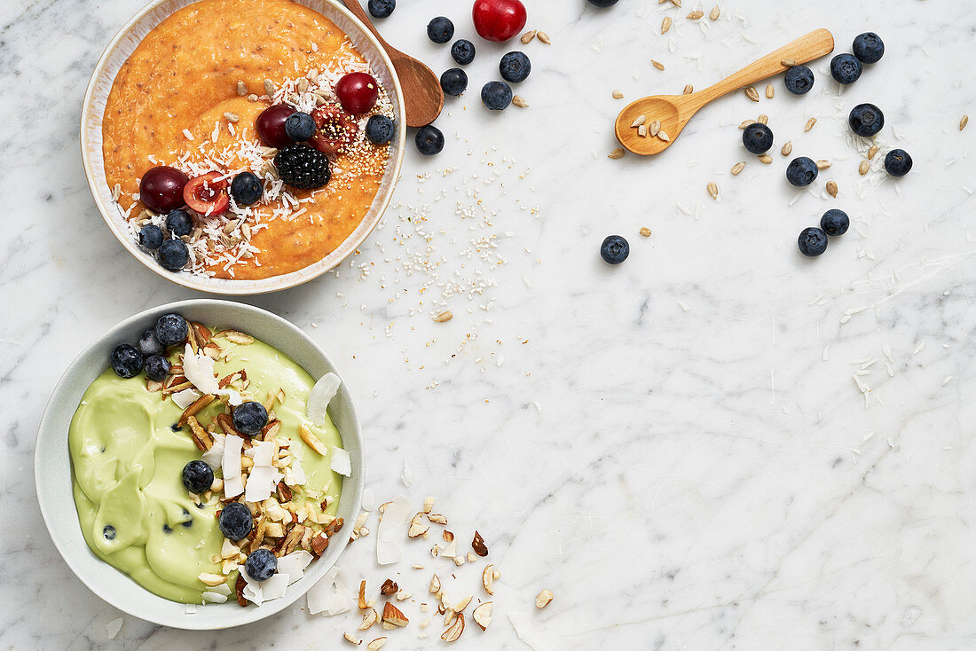 Grüne Smoothie-Bowl und Beeren-Smoothie-Bowl