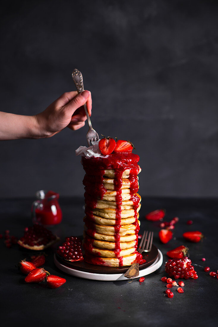 Fluffy pancakes with yoghurt, strawberry sauce and strawberries