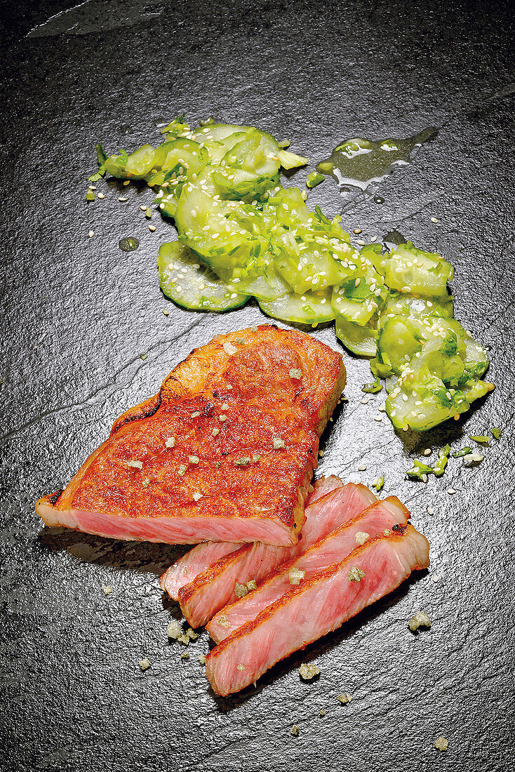 Gegrilltes Rumpsteak mit Algensalz und Koriander-Gurkensalat