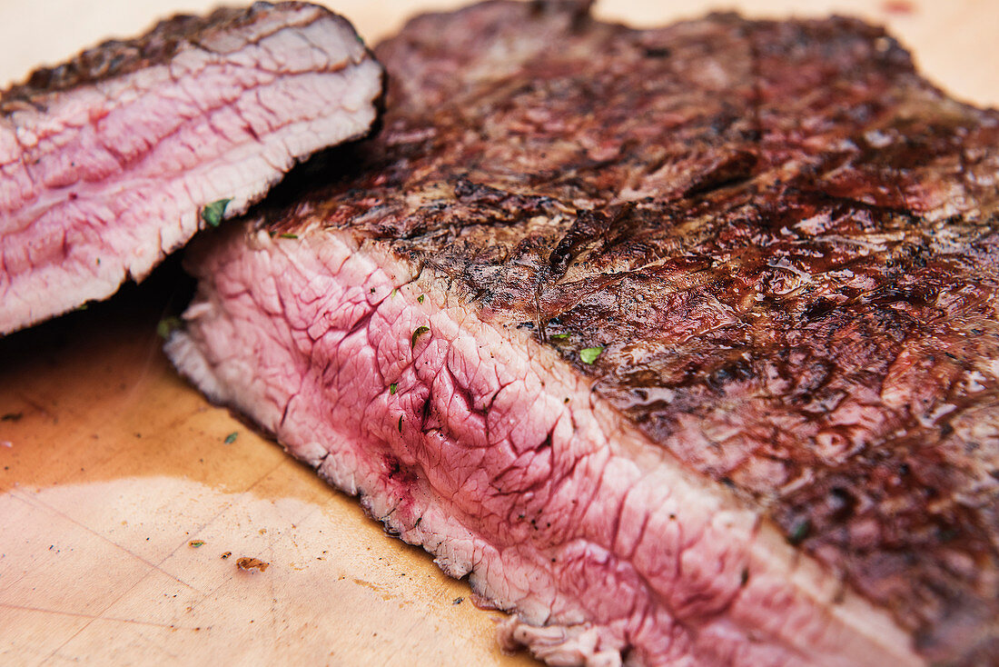 Grilled flank steak (close-up)